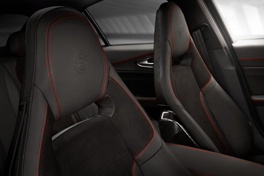 Детали интерьера Alfa Romeo Giulia Quadrifoglio (952) 2016 года  (NA) (фото 61 из 86)